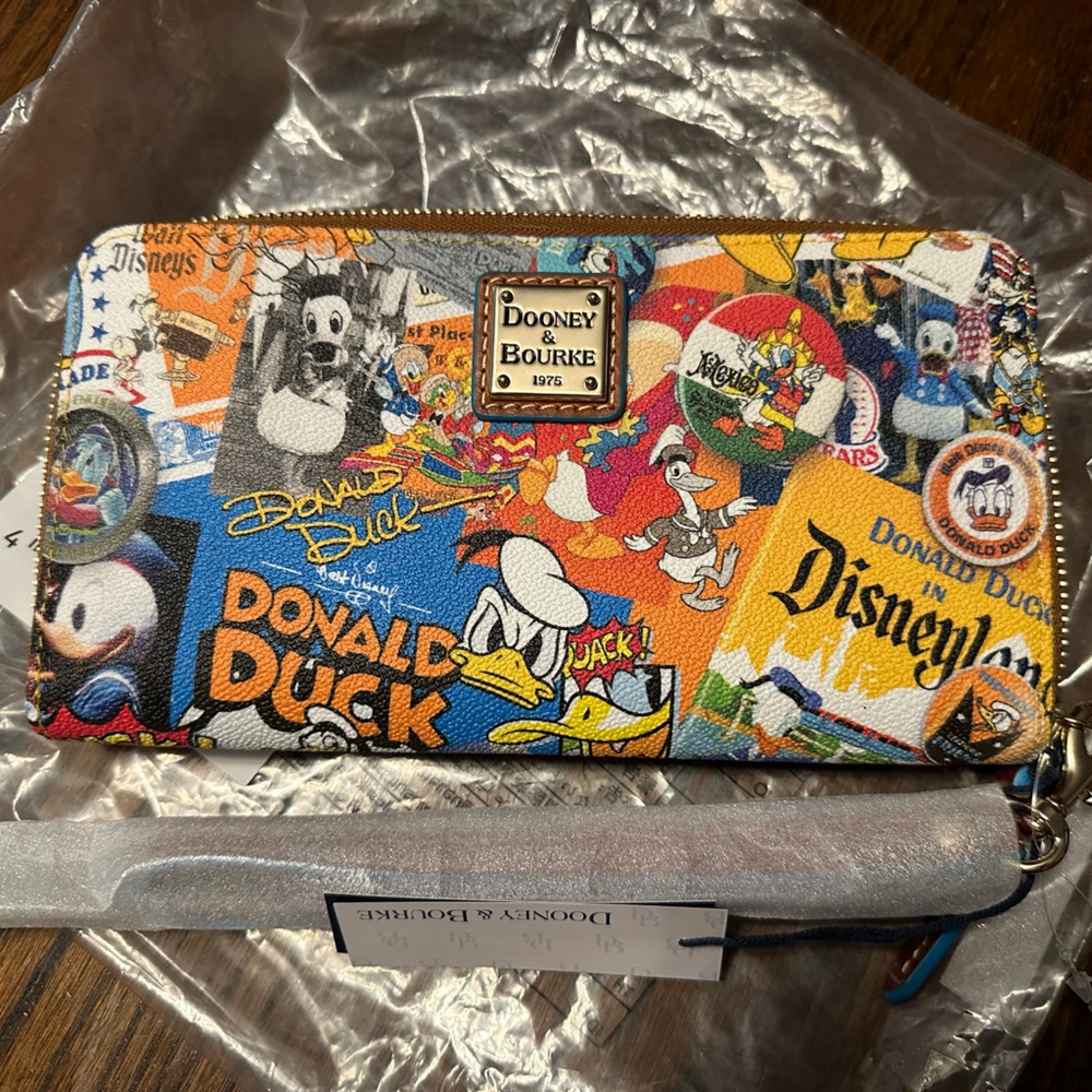 2024 Disney Dooney and Bourke Donald Duck 90th Anniversary Wristlet Wallet - NWT